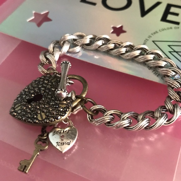 Betsey Johnson crystal rhinestone heart lock key vintage girl charm bracelet B37 - Picture 2 of 5